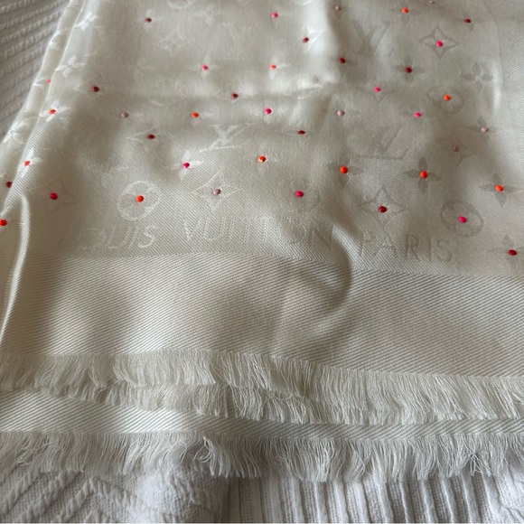 Louis Vuitton Rare White Poppygram Shawl - Picture 4 of 7